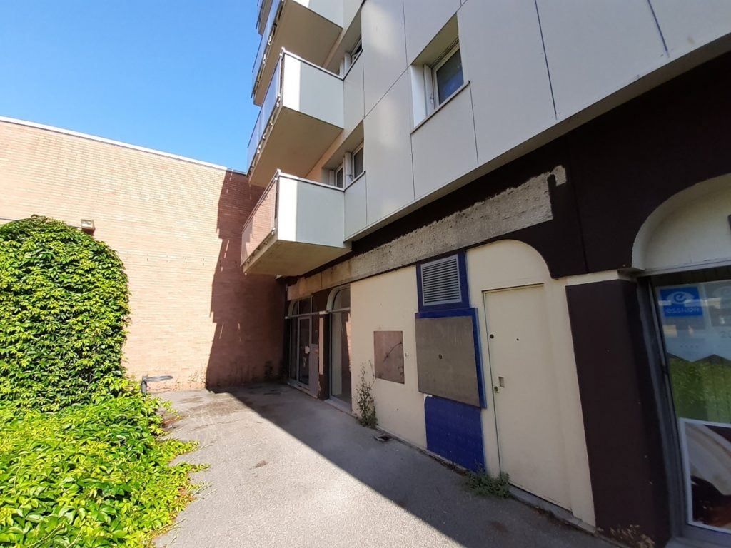 A louer : local commercial / professionnel d’environ 171 m² dans le centre-ville de CANTELEU