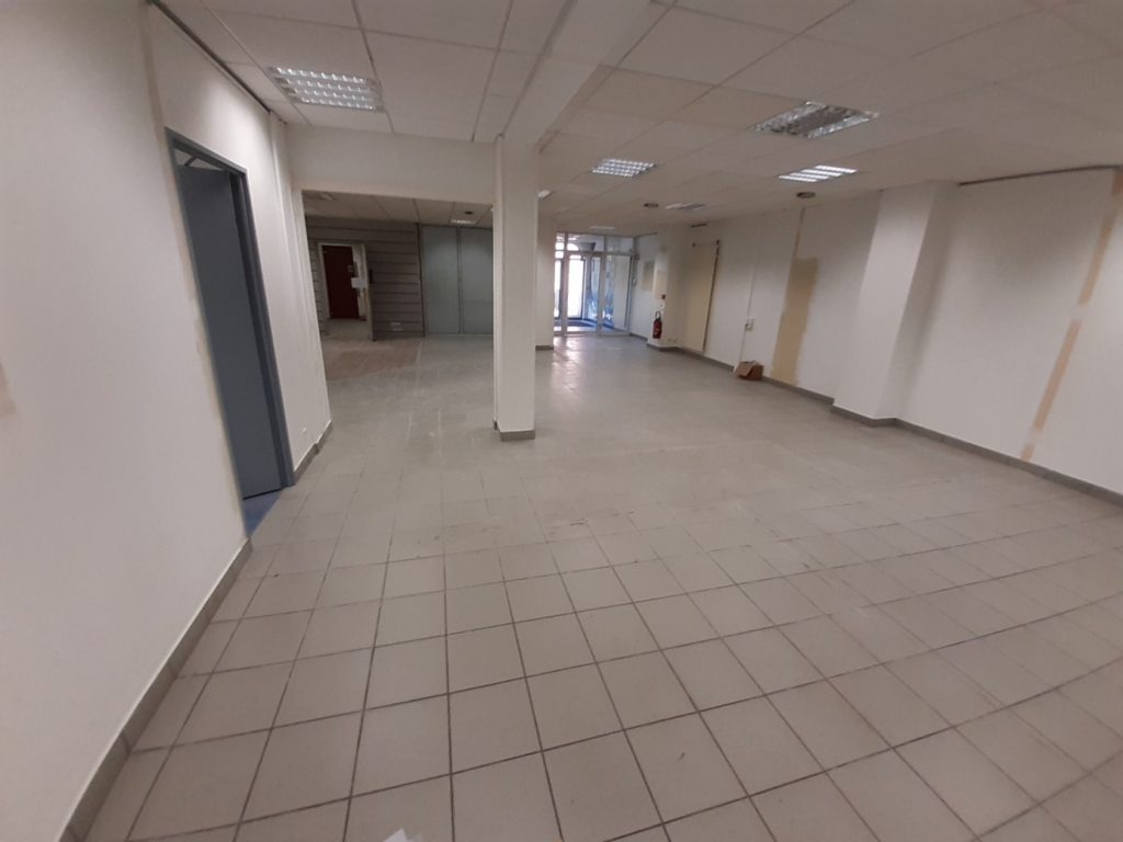 A louer : local commercial / professionnel d’environ 171 m² dans le centre-ville de CANTELEU